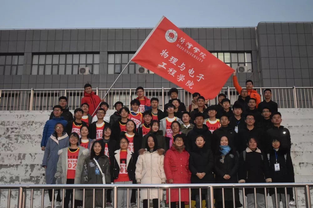 越野赛队员与老师合影留念